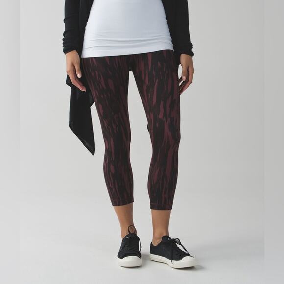 Lululemon Wunder Under Crop (Hi-Rise) *Full-On Luon Animal Size 4 - Picture 4 of 11